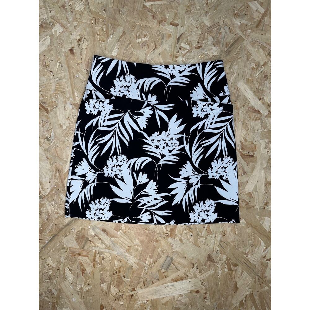 S.C. & CO Women’s Floral Print Skort Sz M